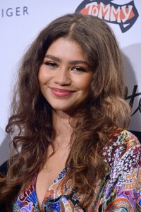 zendaya-coleman-unveils-her-clothing-collection-tommy-x-zendaya-in-paris-03-01-2019-12.jpg