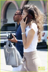 zendaya-had-a-lot-to-say-about-this-paparazzi-moment-02.jpg