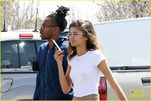 zendaya-had-a-lot-to-say-about-this-paparazzi-moment-04.jpg