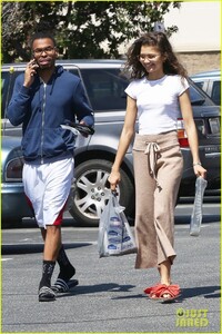 zendaya-had-a-lot-to-say-about-this-paparazzi-moment-10.jpg