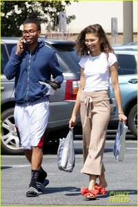 zendaya-had-a-lot-to-say-about-this-paparazzi-moment-14.jpg