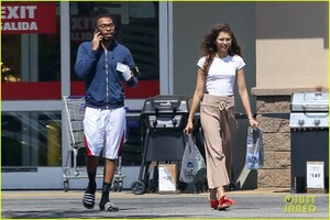 zendaya-had-a-lot-to-say-about-this-paparazzi-moment-15.jpg