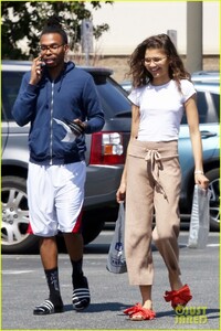 zendaya-had-a-lot-to-say-about-this-paparazzi-moment-26.jpg
