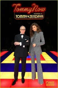 zendaya-supported-by-gigi-hadid-tommy-hilfiger-show-08.jpg