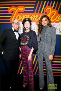 zendaya-supported-by-gigi-hadid-tommy-hilfiger-show-16.jpg