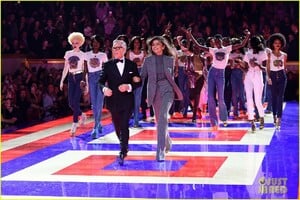 zendaya-supported-by-gigi-hadid-tommy-hilfiger-show-26.jpg