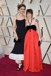 zooey-deschanel-oscars-2019-red-carpet-0.jpg