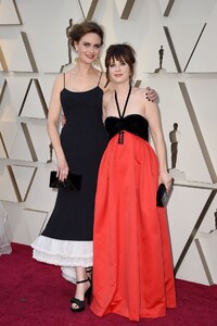 zooey-deschanel-oscars-2019-red-carpet-1.jpg