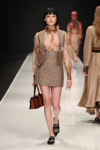 00005-Anteprima-FALL-19-Ready-To-Wear.thumb.jpg.77d61310f2da953494f43ee468d67ff4.jpg