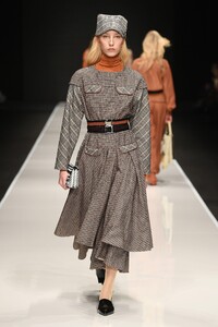 00007-Anteprima-FALL-19-Ready-To-Wear.thumb.jpg.e3a4af79e504840f2f7253027471f145.jpg