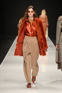 00008-Anteprima-FALL-19-Ready-To-Wear.thumb.jpg.63e762ffc29c21cd137ecacac006e5b6.jpg