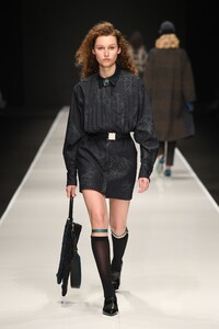 00015-Anteprima-FALL-19-Ready-To-Wear.thumb.jpg.f34f622fab913ae4f3cb7795363901ca.jpg