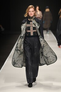 00016-Anteprima-FALL-19-Ready-To-Wear.thumb.jpg.ebf20097e38847f8a576da2855d88184.jpg