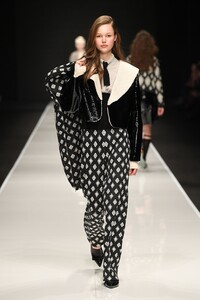 00019-Anteprima-FALL-19-Ready-To-Wear.thumb.jpg.b46ba2fb7df75111845461461ab1cc85.jpg