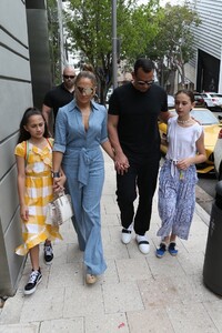         jlo210419BZNimage128.jpg