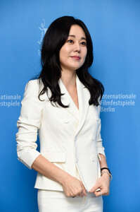 Yunjin+Kim+Ode+My+Father+Photocall+65th+Berlinale+NWyezxe24Hll.jpg