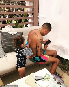 11769782-6877767-Handy_helper_Jagger_helped_to_dad_by_squirting_sunscreen_on_his_-a-24_1554231809175.jpg