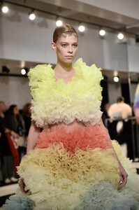 1177313808_TomoKoizumiRunwayFebruary2019NewYork9xI_fwfU28Ex.thumb.jpg.805d2ca1ad45f517ecfea971ea69ed7c.jpg