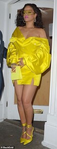 11818936-6882667-Mwah_The_singer_added_a_slick_of_make_up_which_included_a_slick_-a-71_1554309959560.jpg