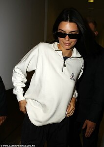 11831076-6883851-Low_key_arrival_Makeup_free_Kendall_Jenner_touches_down_in_Austr-a-9_1554329540187.jpg