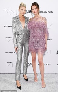 12082316-6906031-Be_our_guest_Also_gracing_the_gala_were_models_Devon_Windsor_and-a-21_1554883463181.jpg