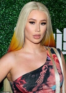 12222340-6918337-Glossy_Rap_star_Iggy_pictured_flaunted_her_flawless_complexion_w-m-10_1555142233849.jpg