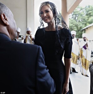 12299512-6924471-Tribute_The_first_daughter_wore_a_black_dress_and_matching_flats-m-60_1555345105330.thumb.jpg.dffa185f8d67928a6604bfbec569a735.jpg