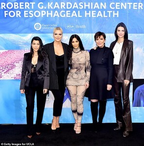 12395736-6935451-Family_Kim_and_Khloe_Kardashian_shared_Instagram_stories_while_a-a-20_1555576663062.thumb.jpg.412cd6e1a1f21a9ec57fe7dfe958f037.jpg