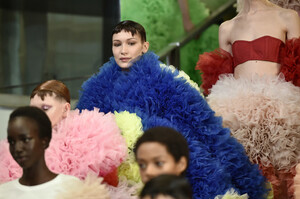 1244832416_TomoKoizumiRunwayFebruary2019NewYorkXTqXRLMy7BIx.thumb.jpg.076b826be9cb44a1349a397fe82dfdc8.jpg