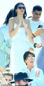 12561824-6945755-Commanding_attention_Supermodel_Kendall_looked_stunning_as_she_h-m-127_1555919328961.jpg