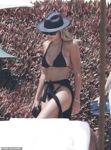12623754-6951577-Stunning_Sofia_looked_incredible_while_taking_in_the_warm_sun_ra-a-3_1556051084675.thumb.jpg.c8ec956d5d920090d69cd28258272079.jpg