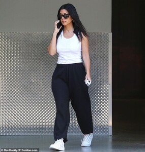 12690694-6957853-Kourtney_Kardashian_40_was_spotted_out_and_about_in_Calabasas_Ca-a-1_1556167852076.jpg