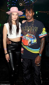12818688-6968995-Shaik_ing_it_Victoria_s_Secret_model_Shanina_28_went_quirky_cool-m-5_1556461201737.jpg