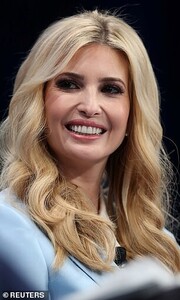 12882294-6974011-Going_glam_Her_long_blonde_hair_was_styled_in_loose_voluminous_w-a-4_1556584713505.jpg