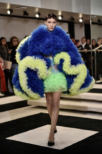 1627333983_TomoKoizumiRunwayFebruary2019NewYork7NAYDSXm8Syx.thumb.jpg.118b42d6f3a43aac1d250d2b3e57e676.jpg