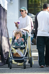 Whitney+Port+Thandie+Newton+Farmer+Market+gKTIe2KP-tHx.jpg
