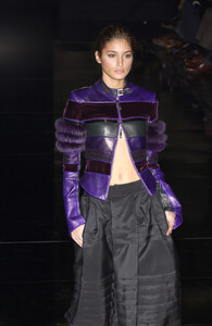 Gianfranco+Ferre+Fall+2002+bx8B0zyji0ll.jpg