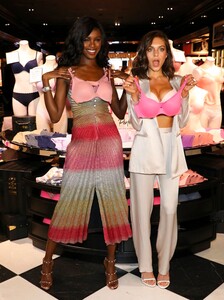 [48a8760191a04034b156b62b01cf22e0] FL - New Vitoria's Secret Angel Leomie Anderson makes a special appearance at Victoria's Secret store at Aventura Mall..jpg