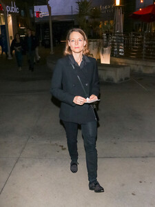 Jodie+Foster+Jodie+Foster+Outside+ArcLight+MmpRhPYLLkxl.jpg