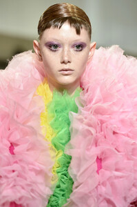 1950312451_TomoKoizumiRunwayFebruary2019NewYorkIaCfFvV3nV5x.thumb.jpg.aec252679a574cfa8e55eb922b0d3236.jpg