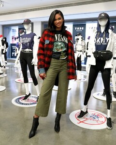 1chanel-iman-at-dkny-and-major-league-baseball-launch-dkny-sport-x-mlb-capsule-collection-2-1553895911.jpg