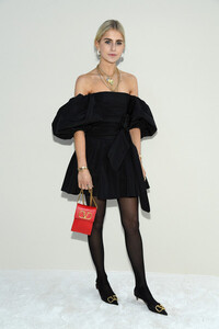 Caroline+Daur+Valentino+Front+Row+Paris+Fashion+3M28z9LOCsel.jpg