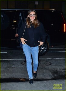 2127538725_jennifer-garner-nyc-april-2019-02(1).thumb.jpg.5a2edc80671007107ee52b8300066245.jpg
