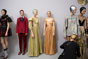 234307039_dior-hc-bks-m-rs19-0919(1).thumb.jpg.29a2b0ff1a840aa6f4122ee834a3781e.jpg