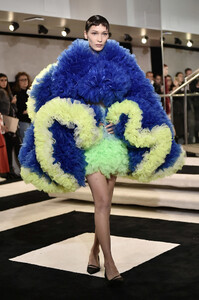 242875413_TomoKoizumiRunwayFebruary2019NewYorkFE_BrR-T0vax.thumb.jpg.1cee9bf4c01ad3cb586843418a790cea.jpg