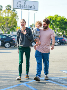 306402714_WhitneyPortTimRosenmanshoppingGelsoncVimj9UYJZrx.thumb.jpg.84b50640373f6f5746d059b4d6472a48.jpg