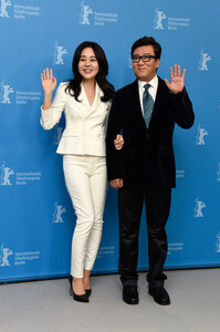 Yunjin+Kim+Ode+My+Father+Photocall+65th+Berlinale+Y7RpkiMgAa3l.jpg