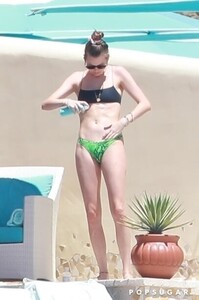 Adam-Levine-Behati-Prinsloo-Mexico-April-2019 (3).jpg