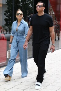         jlo210419BZNimage110.jpg