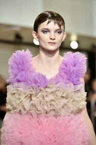 547084441_TomoKoizumiRunwayFebruary2019NewYorkvj-VaZiKlMNx.thumb.jpg.11955791caffa28dd71419bc708d5ad1.jpg